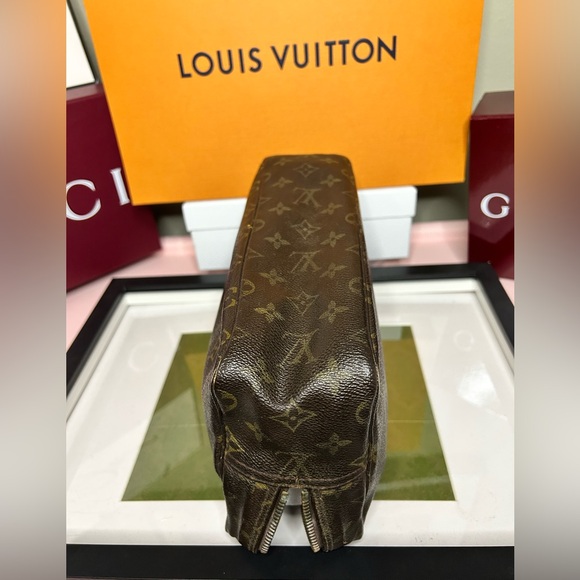 Louis Vuitton Monogram Toiletry Pouch 26 - Picture 4 of 10